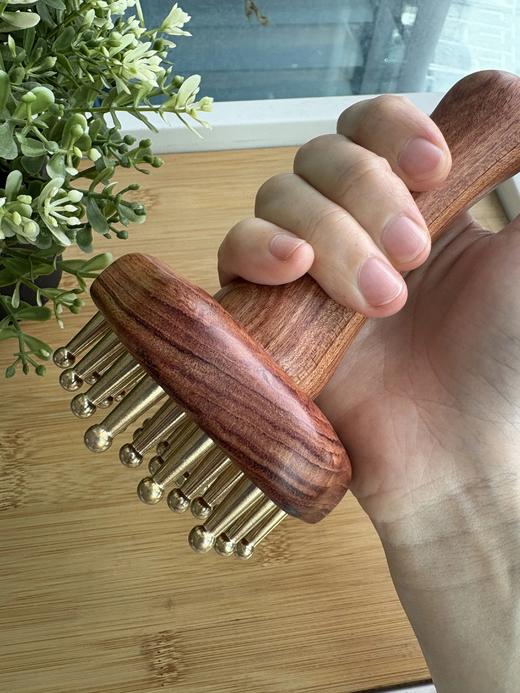 🔥美妆达人都在抢 😱【花梨木升級29齿黄铜经络刷】导热渗透双效🈴一‼️ 商品图10