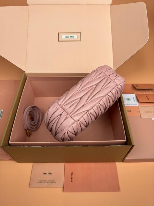 miumiu wander 羊皮革 hobo 手提包 小号 浅粉色（MM） 商品图1