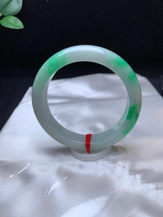 620596，56.5飘阳绿手镯，满圈阳绿色 ，干净清爽，底子也很细腻 商品图1