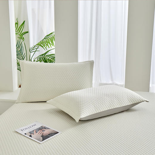 多喜爱 凉豆豆床裙三件套 丽斯(白/灰) 【凉感值0.28超国标86%】 【A类面料】【有效抗菌】【38cm床裙】【可水洗机洗】【柔软可折叠】按摩颗粒加厚三明治结构 商品图4