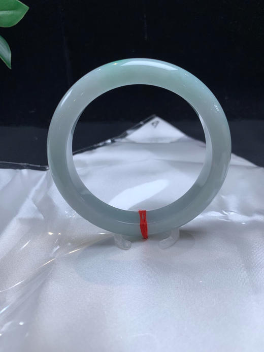 620595，57飘阳绿手镯，整条均匀干净，飘一抹阳绿色，清爽冰润 商品图2