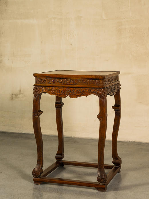 清 黄花梨高束腰螭龙捧寿三弯腿带托泥方香几 商品图1