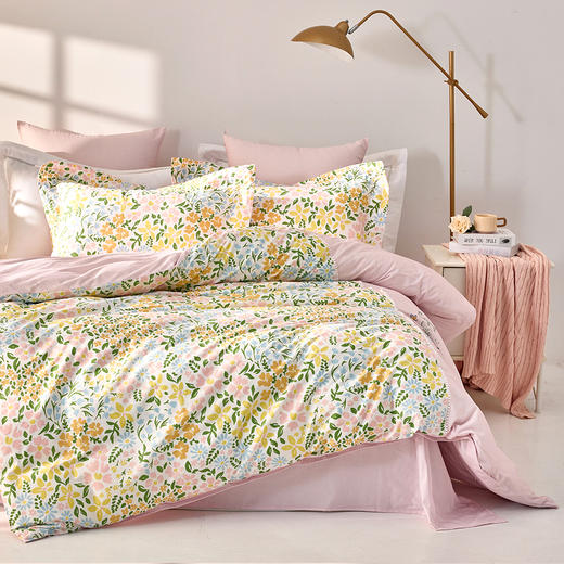 多喜爱 全棉斜纹四件套 花间满园 【花边工艺】【精美刺绣】柔软舒适 耐洗耐用 不易起球 双面设计 宽边枕套 商品图3