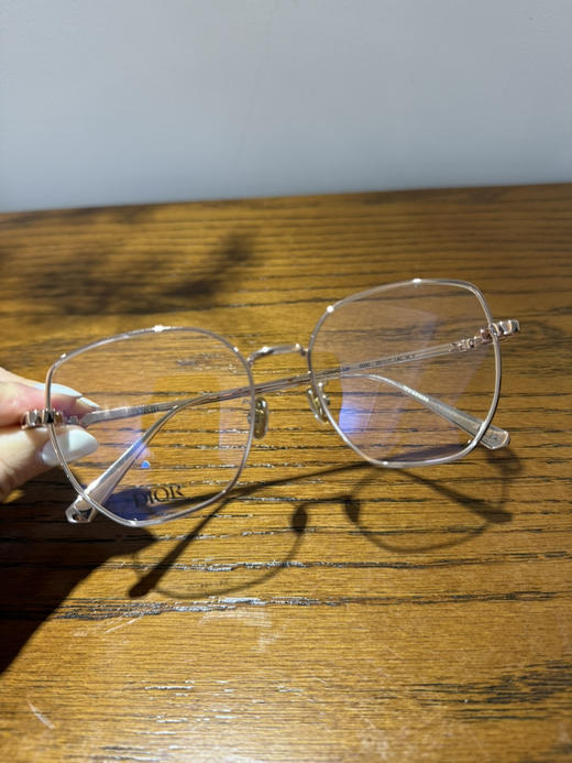 723-2 雕 25新 碟型方框 镂空字母镜腿 稳当带鼻拖 防蓝光平光镜 素颜镜框 近视镜架 商品图4