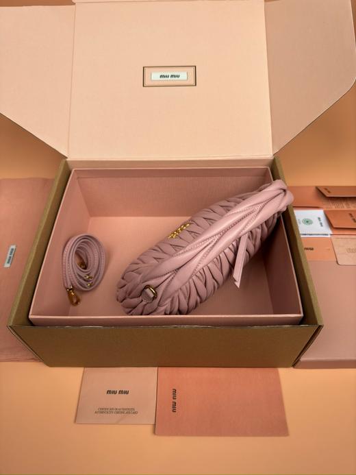 miumiu wander 羊皮革 hobo 手提包 小号 浅粉色（MM） 商品图2