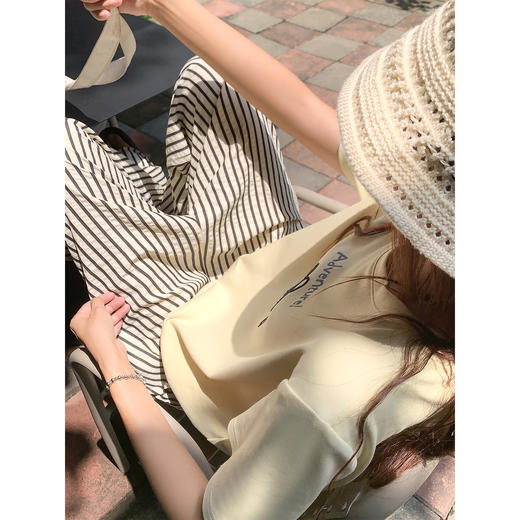 <曾小咸推荐>韩系黄色刺绣短袖t恤女夏日百搭宽松通勤减龄上衣 商品图4