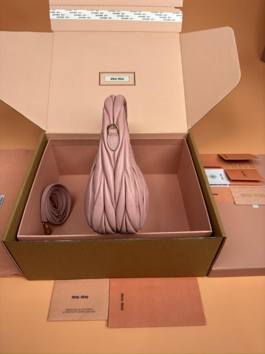 miumiu wander 羊皮革 hobo 手提包 小号 浅粉色（MM） 商品图5