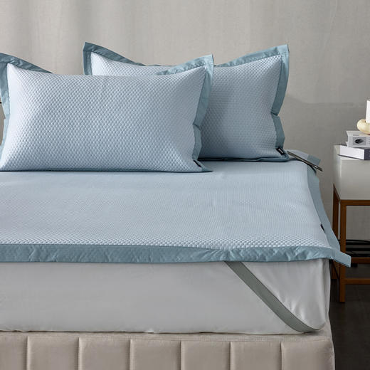 多喜爱 凉豆豆凉感席三件套-溪上【凉感值0.28超国标86%】 【A类面料】【有效抗菌】【四角绑带】【可水洗机洗】【柔软可折叠】按摩颗粒加厚三明治结构 商品图4