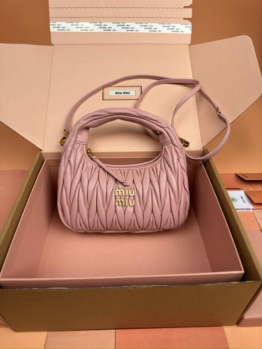 miumiu wander 羊皮革 hobo 手提包 小号 浅粉色（MM） 商品图4