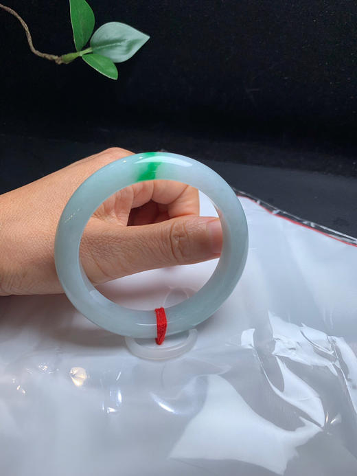 620595，57飘阳绿手镯，整条均匀干净，飘一抹阳绿色，清爽冰润 商品图5