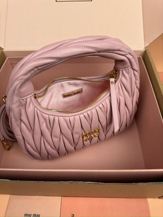 miumiu wander 羊皮革 hobo 手提包 小号 浅粉色（MM） 商品图6