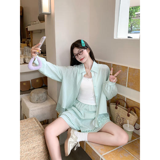 <曾小咸推荐>现货秒杀！最后一波 ！！蕾丝拼接条纹防晒衬衫 日常179.99 立减90 秒杀89.99！花朵镂空拼接短裤 日常139.99 立减80 秒杀59.99！ 商品图2