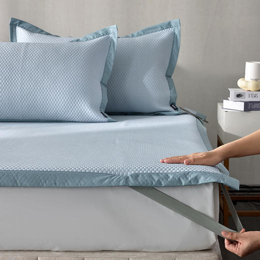 多喜爱 凉豆豆凉感席三件套-溪上【凉感值0.28超国标86%】 【A类面料】【有效抗菌】【四角绑带】【可水洗机洗】【柔软可折叠】按摩颗粒加厚三明治结构 商品图7