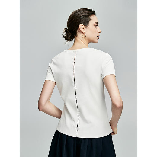 初棉正肩短袖T恤女后背花针设计362601002 | 柔软透气，穿着舒适、后背花针设计独特、增添细节美感、合身版型、显瘦不挑身材、多色可选 商品图1