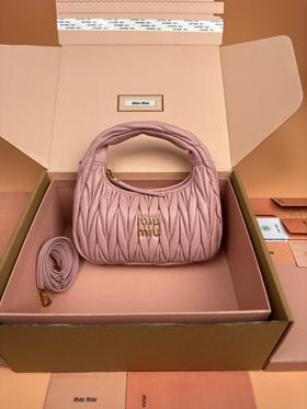 miumiu wander 羊皮革 hobo 手提包 小号 浅粉色（MM）