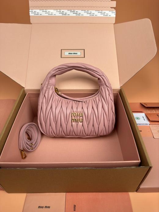 miumiu wander 羊皮革 hobo 手提包 小号 浅粉色（MM） 商品图0