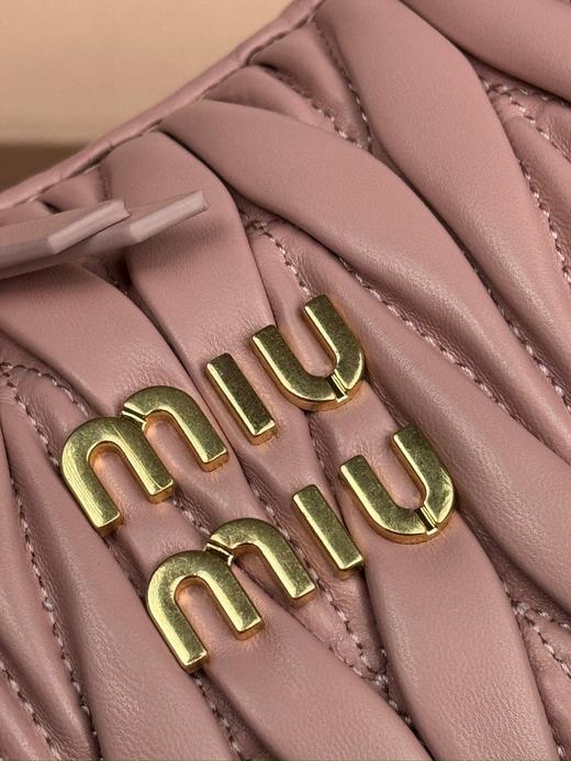 miumiu wander 羊皮革 hobo 手提包 小号 浅粉色（MM） 商品图8