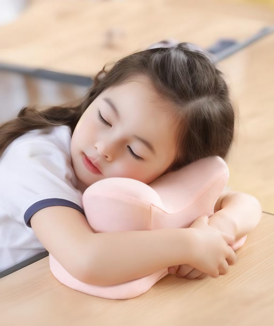 🌈开学季！49到手❗软软糯糯 午睡香香 ✔安心舒睡🌸【王享第三代蝴蝶午休记忆棉趴趴枕】 拥抱式不压手，午睡更轻松，🥰科学的趴睡角度，午睡不手麻