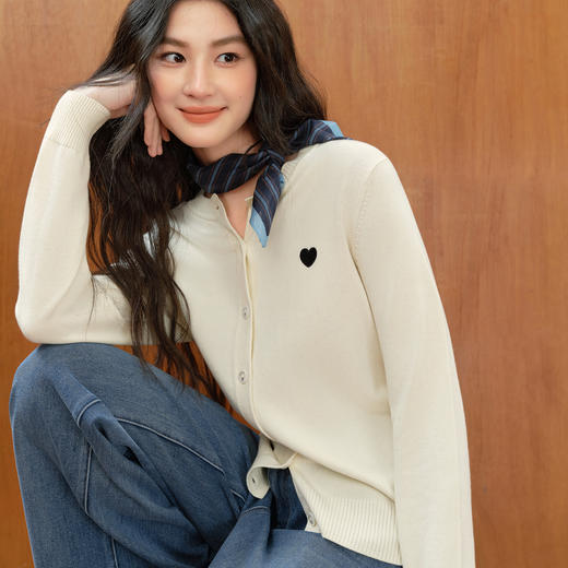 【严选】诗凡黎海岛长绒棉爱心圆领针织衫2025秋新款经典百搭柔软毛衣开衫7G7330941 商品图3