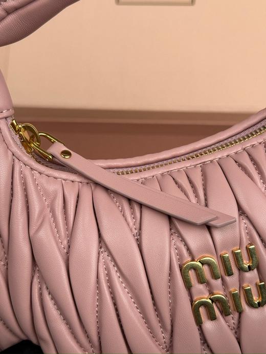 miumiu wander 羊皮革 hobo 手提包 小号 浅粉色（MM） 商品图3