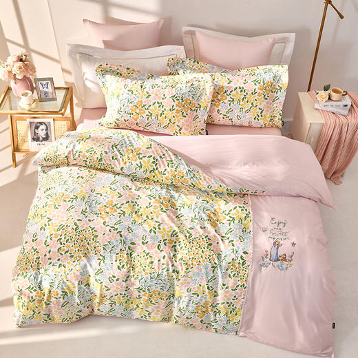 多喜爱 全棉斜纹四件套 花间满园 【花边工艺】【精美刺绣】柔软舒适 耐洗耐用 不易起球 双面设计 宽边枕套 商品图1
