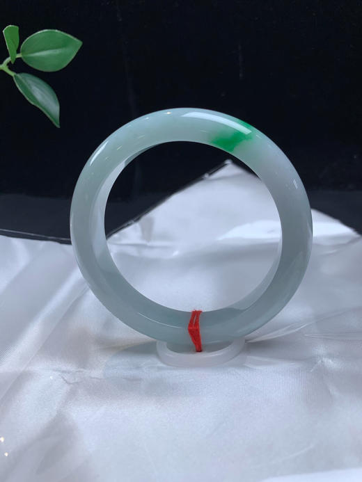 620595，57飘阳绿手镯，整条均匀干净，飘一抹阳绿色，清爽冰润 商品图1