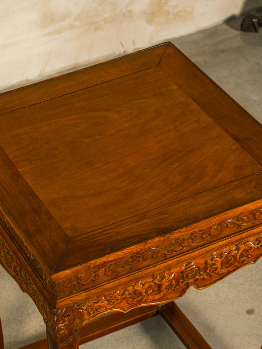 清 黄花梨高束腰螭龙捧寿三弯腿带托泥方香几 商品图4