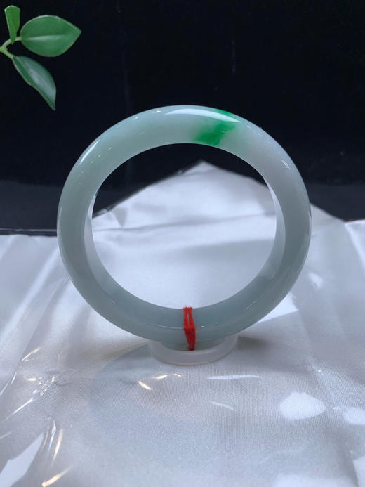 620595，57飘阳绿手镯，整条均匀干净，飘一抹阳绿色，清爽冰润 商品图0