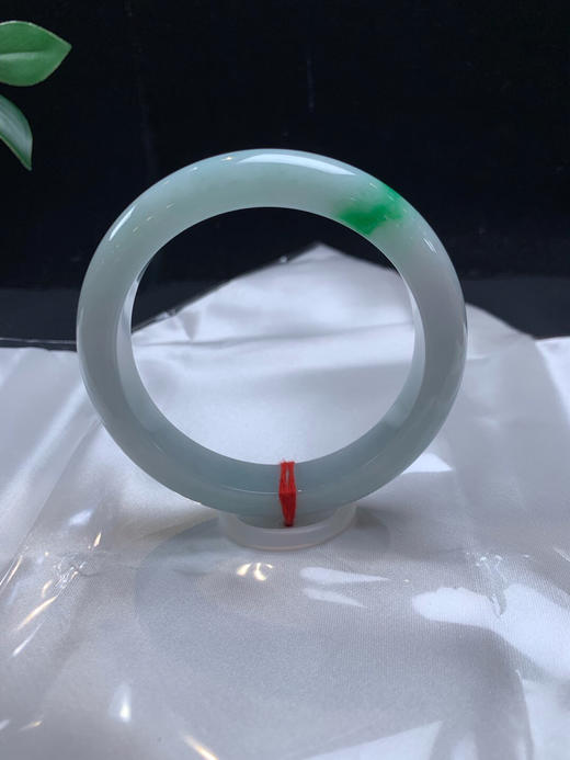 620595，57飘阳绿手镯，整条均匀干净，飘一抹阳绿色，清爽冰润 商品图3