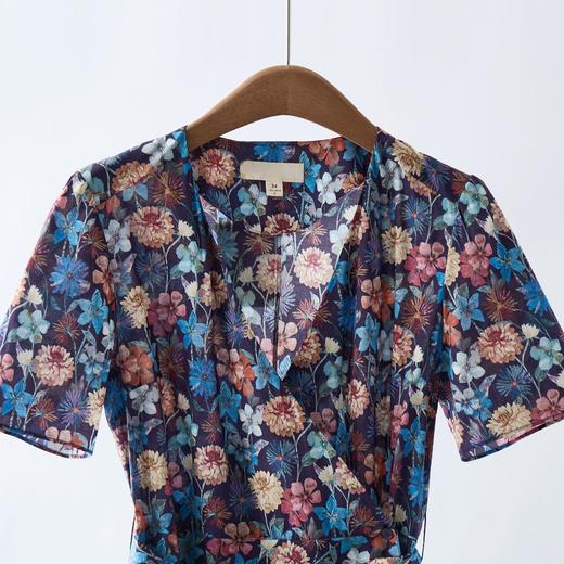 「自」全新升级【铂金会员330/天猫439/差价109】(13555)洛诗琳复古气质印花连衣裙2025夏季新款V领显瘦系带裙女 商品图1