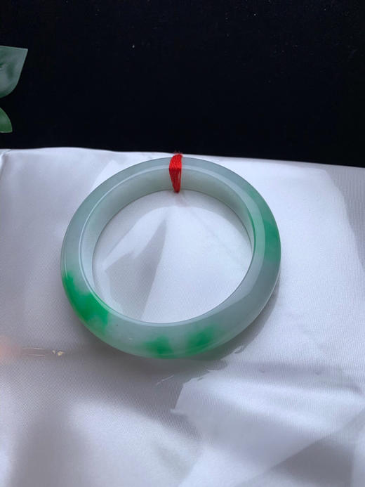 620596，56.5飘阳绿手镯，满圈阳绿色 ，干净清爽，底子也很细腻 商品图4