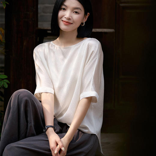 HERA CHOLE·鬼绉真丝一字领上衣 ，独特颗粒肌理，凉感、垂顺、舒适，穿上优雅松弛（3-5天发货）【G】 商品图3