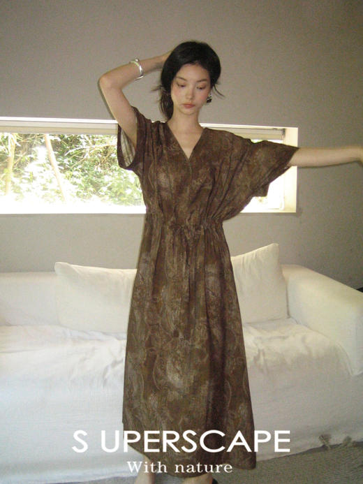 素舶 柔顺垂感印花抽皱V领收腰有袖度假感连衣裙SUPERSCAPE 商品图3