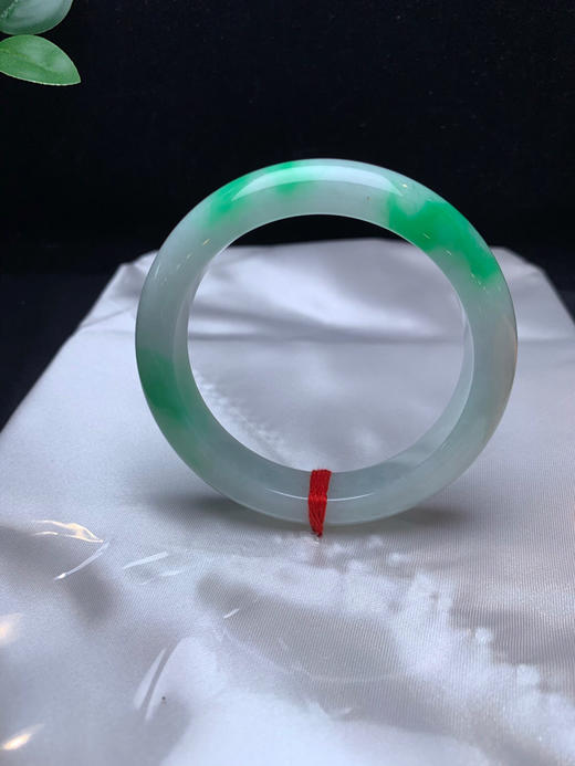 620596，56.5飘阳绿手镯，满圈阳绿色 ，干净清爽，底子也很细腻 商品图2