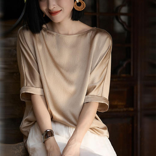 HERA CHOLE·鬼绉真丝一字领上衣 ，独特颗粒肌理，凉感、垂顺、舒适，穿上优雅松弛（3-5天发货）【G】 商品图0