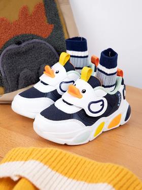 鸭鸭把自己鸭嘴安在了鞋子上！！有点可爱