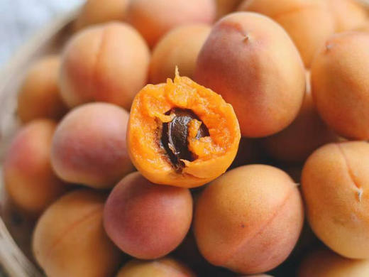 好吃到想搬去新疆住的小红杏🍑不仅仅是甜
新疆四团吊干杏，一如既往的甜蜜水果，没有哪款杏子，能跟这款吊干杏做对比！！2斤/盒 商品图2