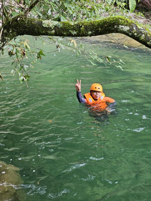 【提前一天预约】单人溯溪票（含观光车、护具）深潭跳水+横渡+水上飞拉达+攀瀑+人体漂流+玻璃水质 商品图3