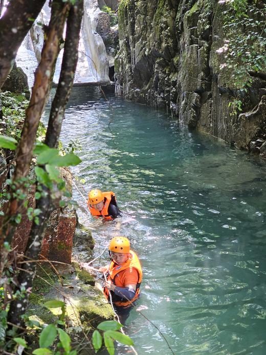 【提前一天预约】单人溯溪票（含观光车、护具）深潭跳水+横渡+水上飞拉达+攀瀑+人体漂流+玻璃水质 商品图6