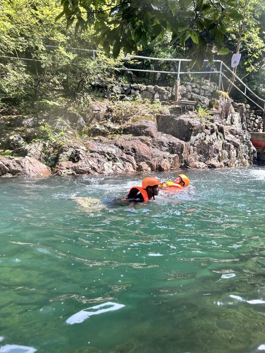 【提前一天预约】单人溯溪票（含观光车、护具）深潭跳水+横渡+水上飞拉达+攀瀑+人体漂流+玻璃水质 商品图5