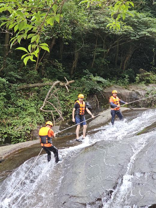【提前一天预约】单人溯溪票（含观光车、护具）深潭跳水+横渡+水上飞拉达+攀瀑+人体漂流+玻璃水质 商品图4