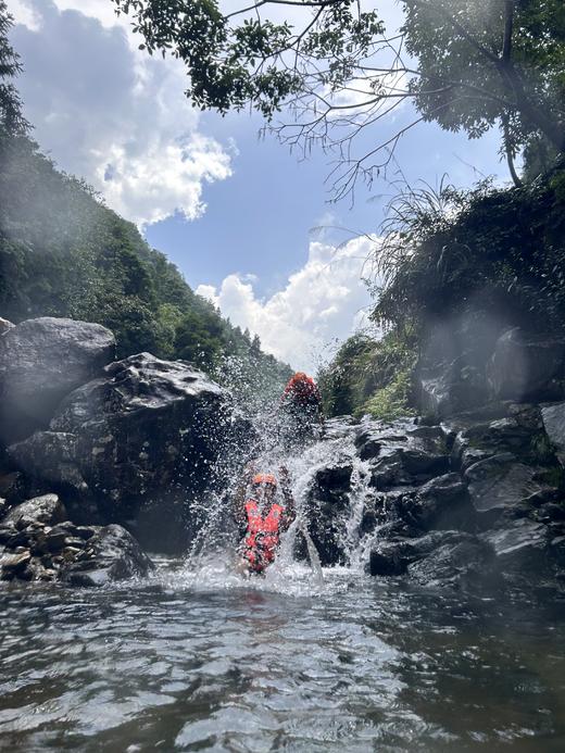 【提前一天预约】单人溯溪票（含观光车、护具）深潭跳水+横渡+水上飞拉达+攀瀑+人体漂流+玻璃水质 商品图2