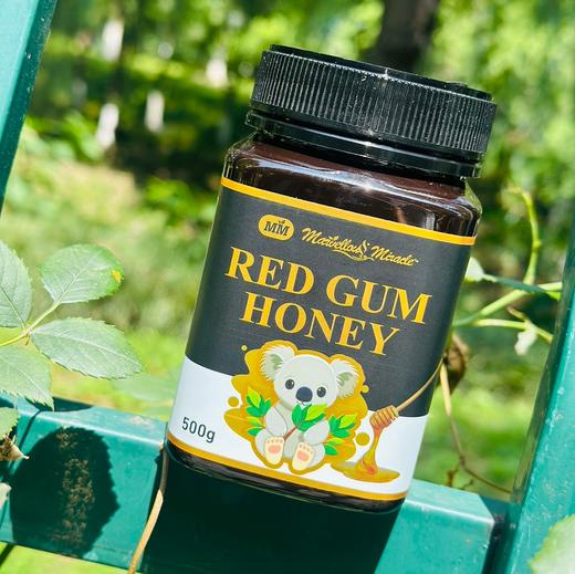 澳洲塔斯马尼亚特产，一手货源；未经过滤，纯天然，收集蜂蜜未曾破坏蜂蜜的活性。麦卢卡蜂蜜品种珍贵堪称蜂蜜中的爱马仕，且具有独特的抑菌功效。常食用麦卢卡蜂蜜来抵御幽门螺杆菌，保护肠胃，具有药用价值的蜂蜜。 商品图2