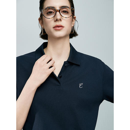 初棉正肩短袖刺绣polo领T恤363601021 | 面料柔软透气，穿着舒适、宽松版型设计、搭配精致刺绣细节、尽显休闲时尚感 商品图3