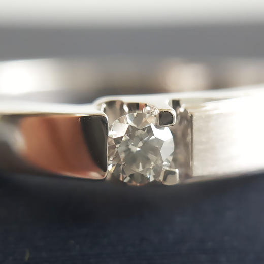 【天然正品】AU750白金经典时尚款0.091克拉钻石戒指14号（皆取最大值）女士现售价：1880！特价150725TJ11 商品图8