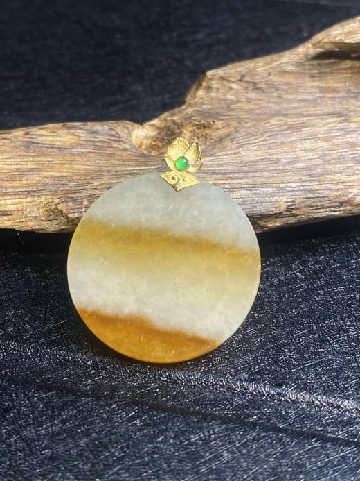 【FC0017】18K金镶嵌翡翠冰黄圆牌吊坠 两抹金黄色飘花犹如夕阳美景 定格了无限美好 商品图0
