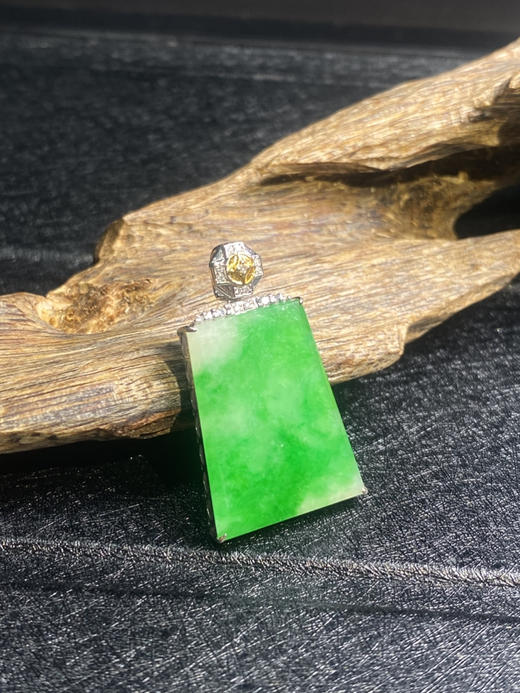 【FC0019】18K金镶嵌翡翠阳绿无事牌吊坠 色泽阳绿 款式简约大方 商品图1