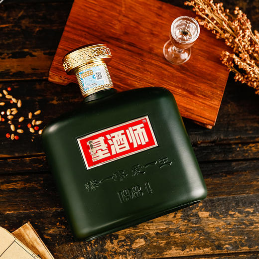 热卖中！！【白酒大师彭佑信签名监制&手工勾调 40年以上活窖池酿造】基酒师1984 52°浓香型白酒 600ml/瓶 商品图1