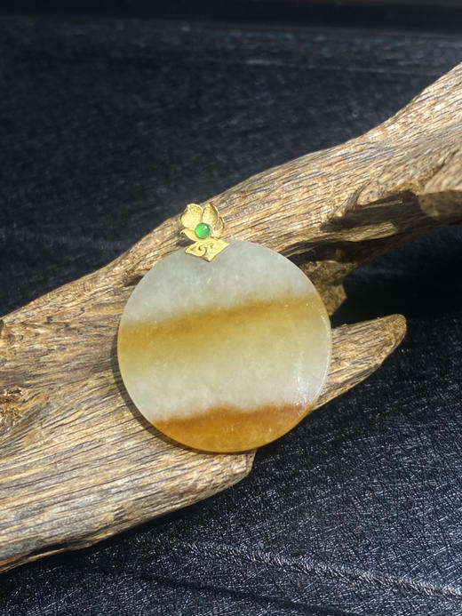 【FC0017】18K金镶嵌翡翠冰黄圆牌吊坠 两抹金黄色飘花犹如夕阳美景 定格了无限美好 商品图2