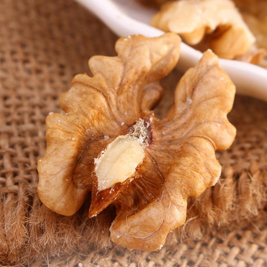 西域果园·新疆核桃·550g（一级新2核桃）  壳薄好剥 捏开酥脆香醇 商品图3